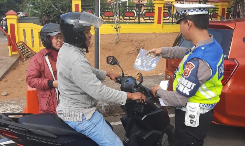 Ops Zebra Nala, Satgas Preemtif Bagikan Brosur dan Stiker 
