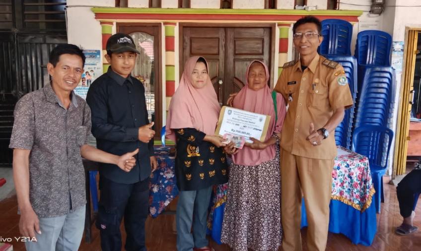 Bhabinkamtibmas Polsek Padang Guci Hulu, Monitoring Pembagian BLT-DD Tahap III di Desa Coko Betung 