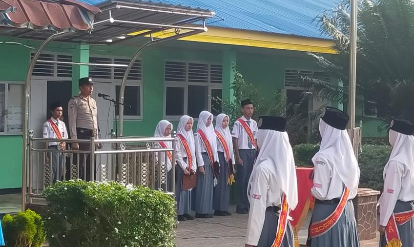Jadi Pembina Upacara, Kanit Binmas Polsek Lebong Utara Sosialisasikan Tertib Berlalu Lintas, Bahaya Narkoba dan Aplikasi Polri Super APP