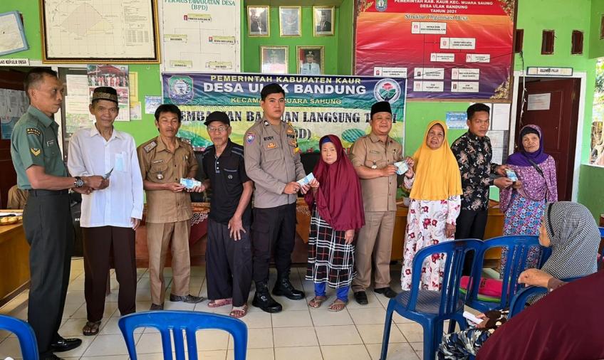 Bhabinkamtibmas Monitoring Pembagian BLT-DD Tahap III di Desa Ulak Bandung Kecamatan Muara Sahung 