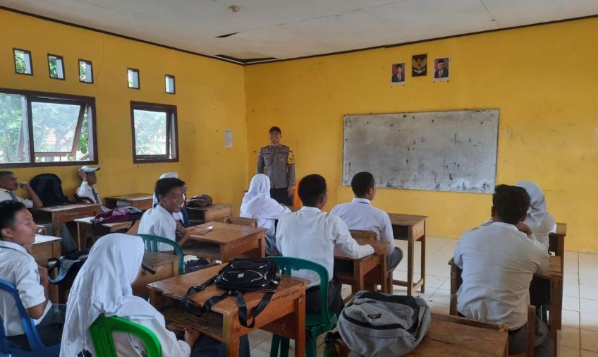 Polsek Mura Sahung, Gelar Sosialisasi dan Penyuluhan Peraturan dalam Berlalu Lintas di SMAN 08 Kaur 