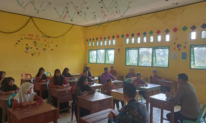 Kanit Samapta Polres Kaur Gelar Police Go To School di SMPN 29 Kaur, Sampaikan Imbauan Tertib Berlalulintas  