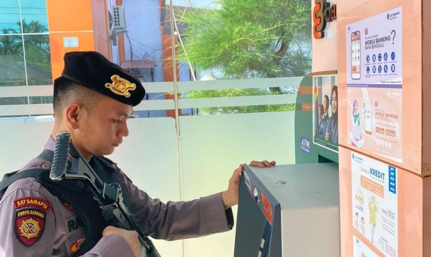 Berikan Rasa Aman kepada Warga yang Melakukan Trasaksi, Sat Samapta Patroli di ATM 