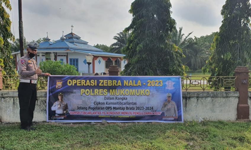 Sukseskan Ops Zebra Nala 2023, Sat Lantas Polres Mukomuko Pasang Spanduk Imbauan