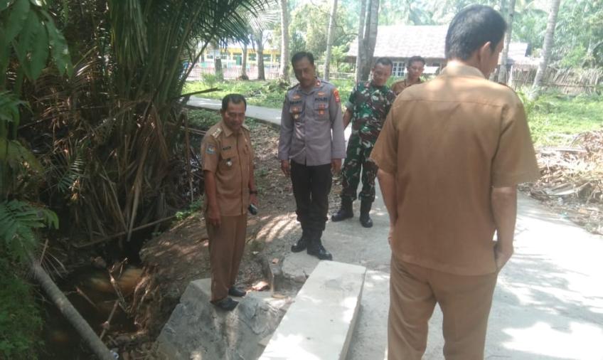 Dukung Program Pembangun di Desa, Kapolsek Lais Cek Pekerjaan Pembangunan Rabat Beton 