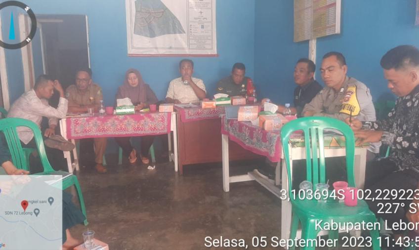 Bhabinkamtibmas Polsek Lebong Utara Hadiri Musdes dan Monev di Desa Embong I