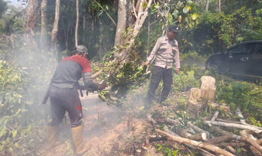 Temukan Titik Api, Personel Polsek Lais Bantu Padamkan