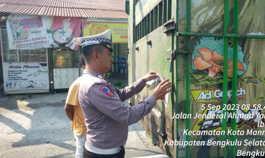 Operasi Zebra Nala 2023, Polres Bengkulu Selatan Berikan Teguran Simpatik dan Bagikan Stiker Serta  Pamflet Keselamatan 