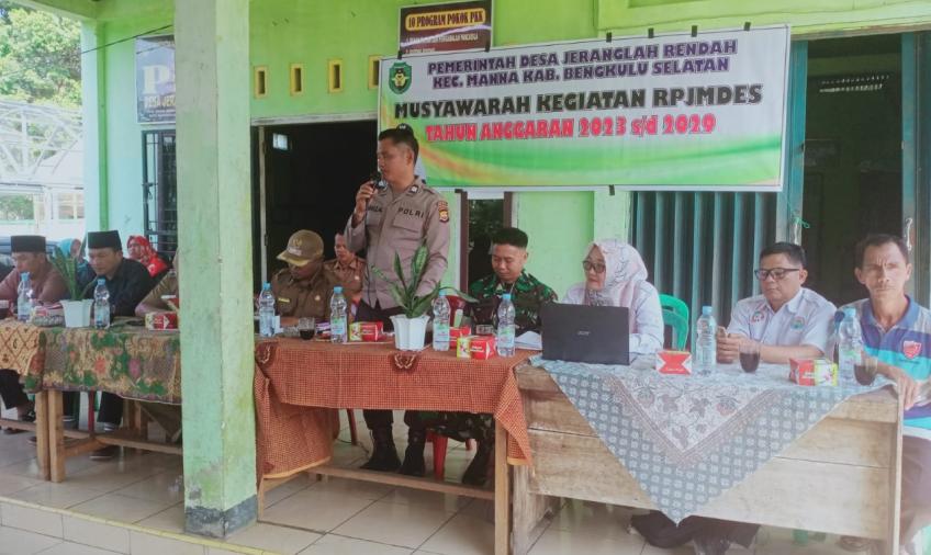 Bhabinkamtibmas Polsek Manna Hadiri Musyawarah Pencermatan Ulang RPJMDes Tahun 2023-2029 Desa Jeranglah Rendah 