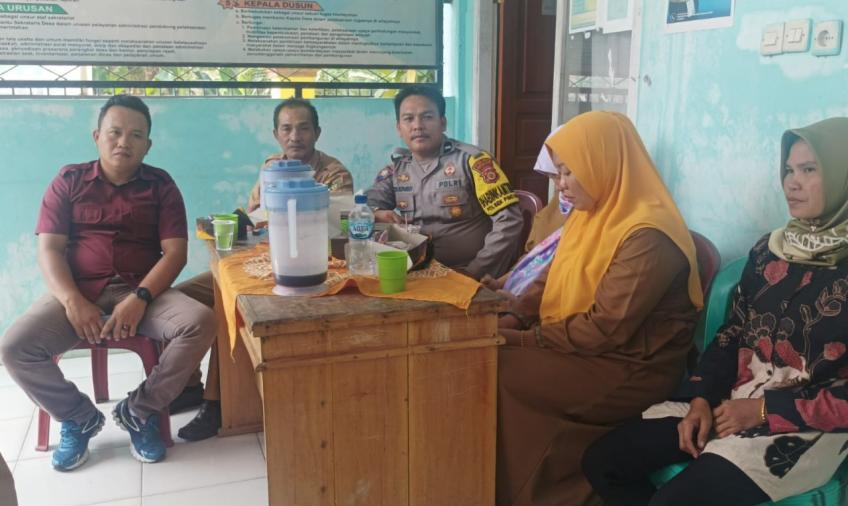Dukung Program Pemerintah, Bhabinkamtibmas Polsek Pino Raya Hadiri Peningkatan Kapasitas Perangkat Desa Kembang Seri  