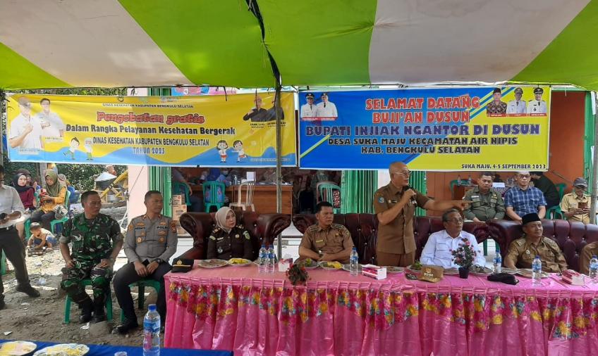 Kapolsek Seginim Pimpin Pengamanan Kegiatan BUpati BS dalam Kegiatan Buji'an Dusun di Desa Suka Maju