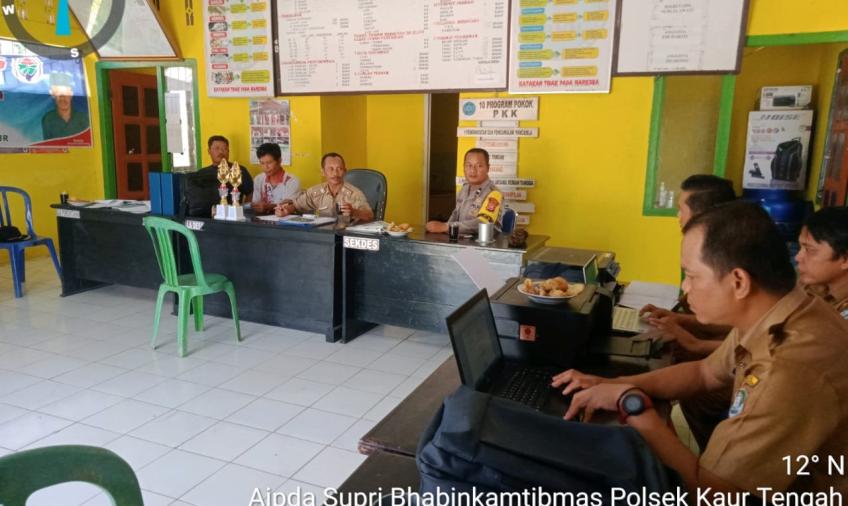 Bhabinkamtibmas Polsek Kaur Tengah Sambang DDS Pantau Sitkamtibmas di Desa Cahaya Batin 