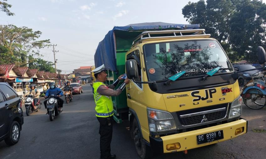 Personel Sat Lantas Polres Kepahiang Bagikan Brosur dan Penempelan Stiker dalam Rangka Ops Zebra Nala 2023