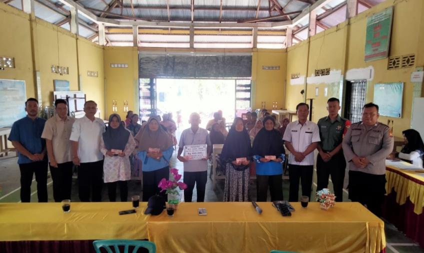 Polsek Giri Mulya Hadiri Penyaluran BLT DD di Desa Giri Mulya