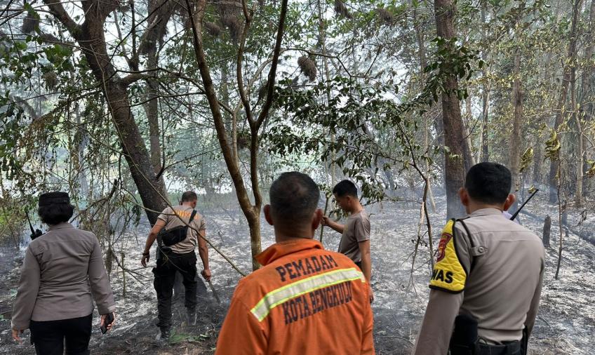 Wakapolresta Bengkulu dan Personel Bantu Padamkan Api Kebakaran di Lahan BKSDA