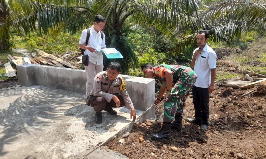 Monitoring Pembangunan, Bhabinkamtibmas Cek Fisik Pembangunan di Desa Datar Lebar 