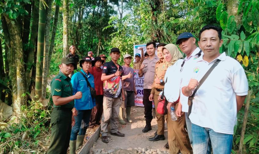 Dukung Pembangunan di Desa, Bhabinkamtibmas Polsek Lebong Utara Hadiri Titik Nol Rehab Jalan Usaha Tani