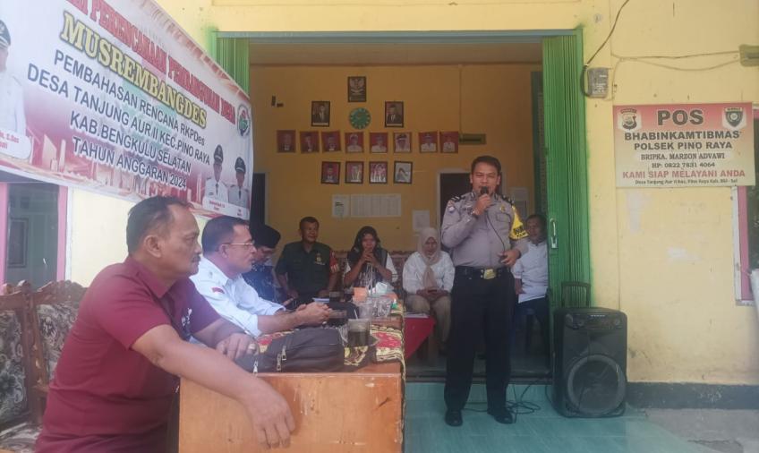 Kapolsek Pino Raya dan Bhabinkamtibmas Hadiri Musyawarah Pembangunan Desa Tanjung Aur II
