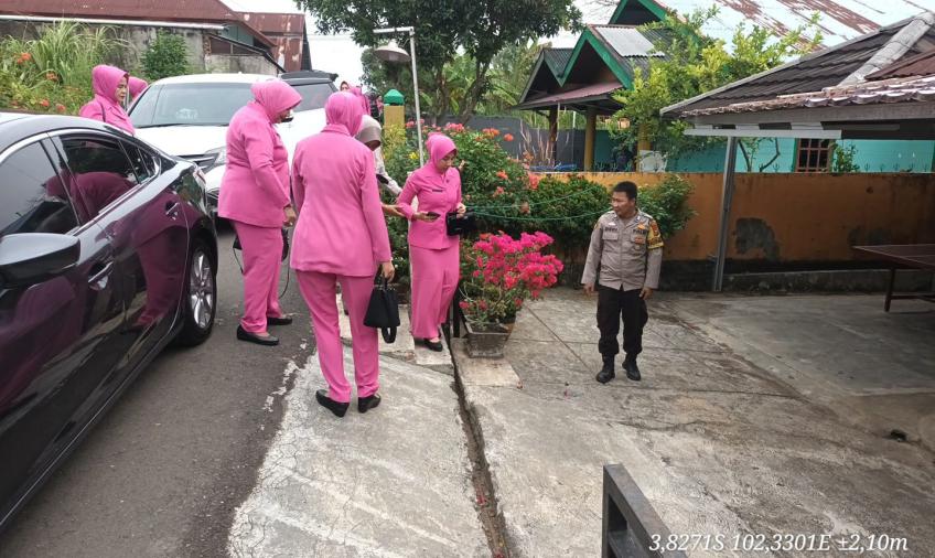 Peringati HKGB ke - 71, Wakil Ketua Bhayangkari Bengkulu Anjangsana ke Rumah Purnawirawan 