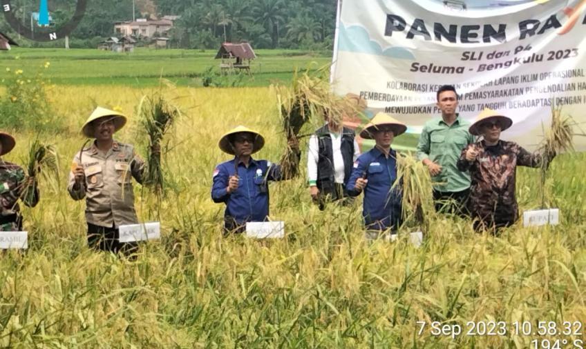 Kapolsek Talo Hadiri Pemberdayaan Petani dan Panen Raya di Sawah Lebar Kelurahan Masmambang 