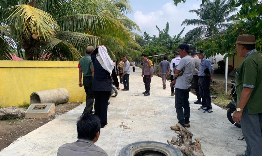 Dukung Program Pemerintah, Kapolsek Pino Raya dan Bhabinkamtibmas Hadiri Sertifikasi 100%  Pembangunan Jalan Rabat Beton  