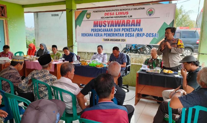 Bhabinkamtibmas Polsek Kedurang Hadiri Musyawarah Pembangunan Rencana Kerja Tahun 2024 di Desa Limus 