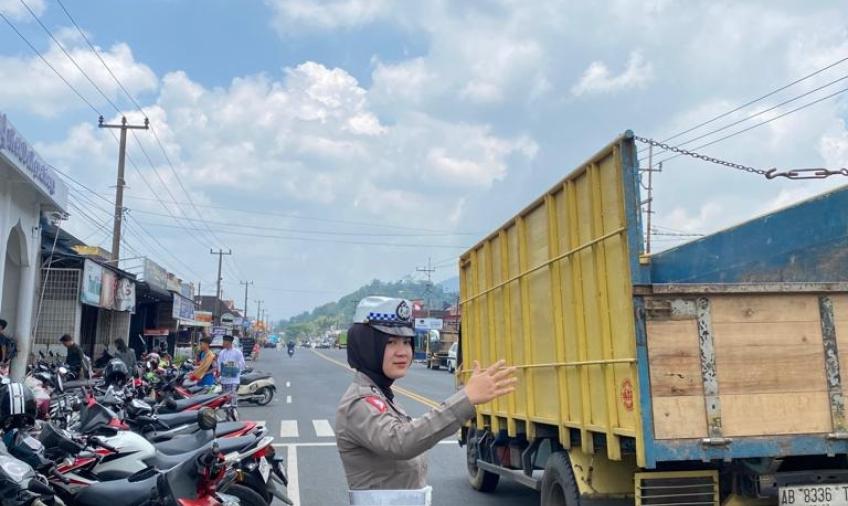 Polres Kepahiang Turunkan Tim Polwan Laksanakan Pengamanan Shalat Jumat