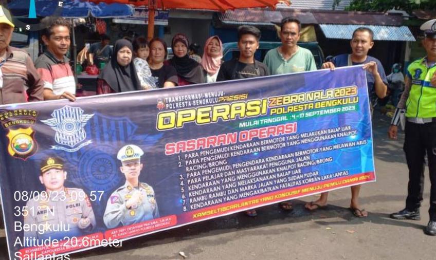Ops Zebra Nala, Personel Satlantas Polresta Bengkulu Sampaikan Imbauan Tertib Berlalu Lintas  di Pasar Minggu