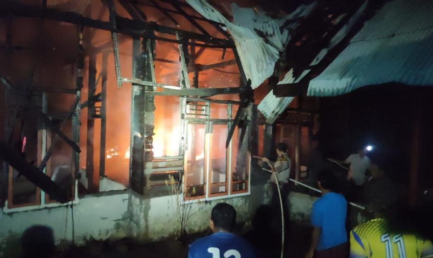 Quick Respon Polsek Giri Mulya Bantu Padamkan Kebakaran Rumah Warga 