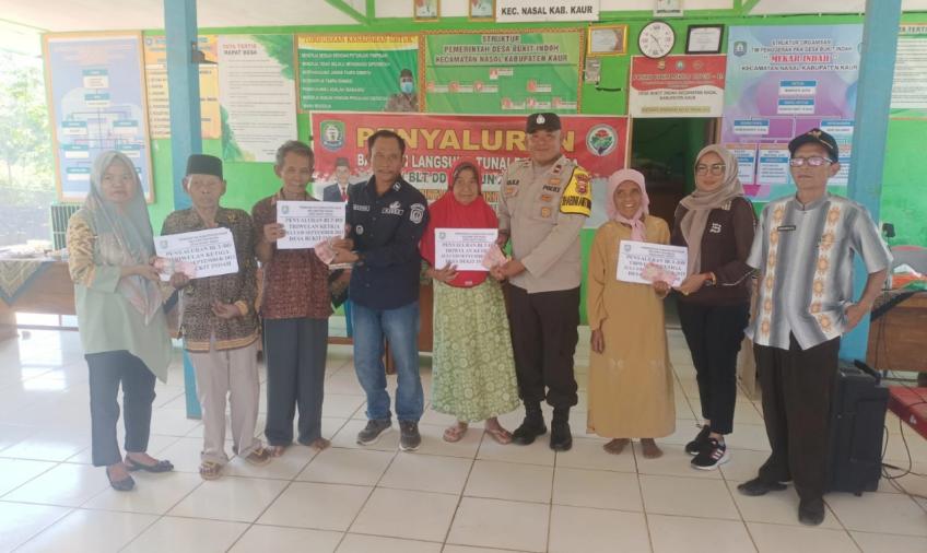 Dukung Program Pemerintah Berjalan Lancar, Bhabinkamtibmas Monitoring Pembagian BLT-DD Tahap III di Desa Bukit Indah 