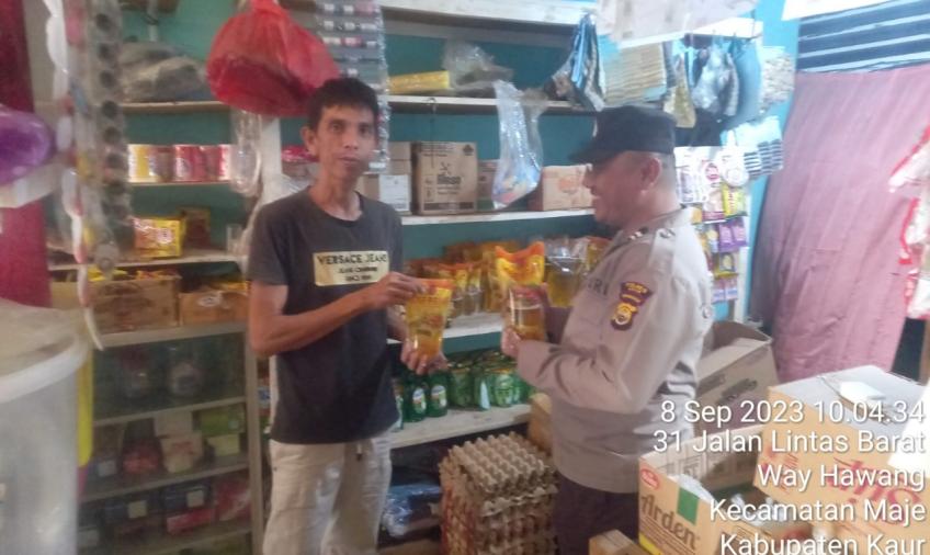 Cegah Pedagang Nakal, Polsek Maje Cek Ketersedian Minyak Goreng dan Sampaikan Imbaun kepada Pedagang 