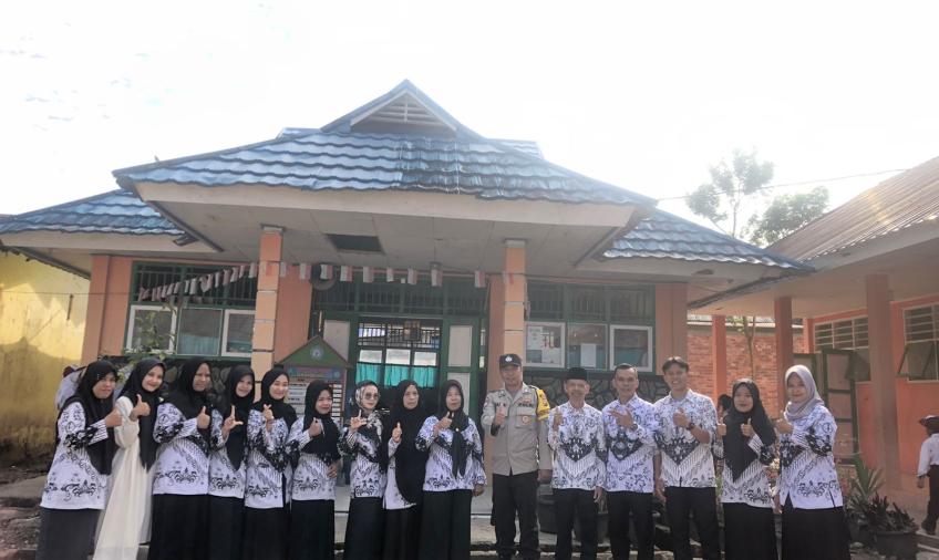Jadi Pembina Upacara, Bhabinkamtibmas Polsek Lebong Tengah Berikan Motivasi Kepada Pelajar SDN 25 Lebong