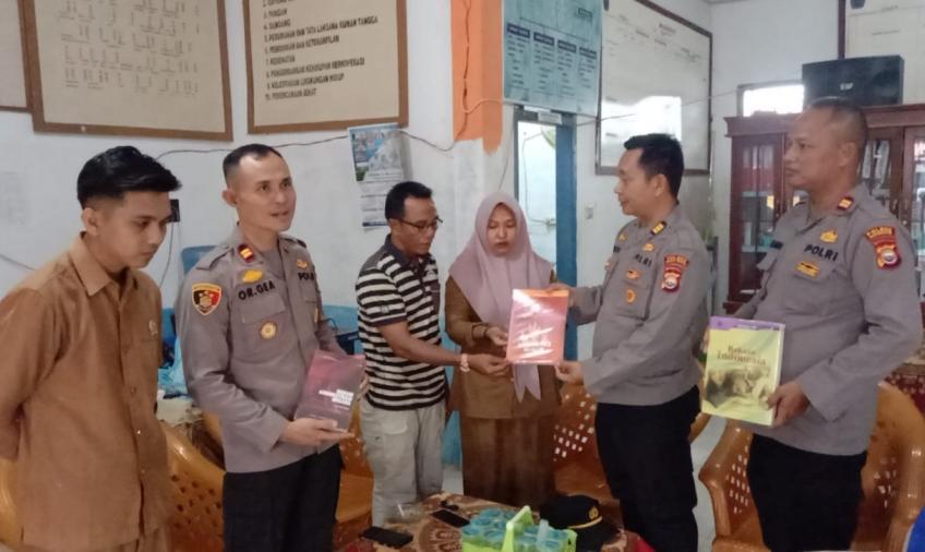 Polres Mukomuko Bagikan Buku Gratis Tingkatkan Literasi