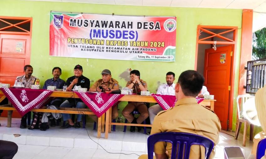Dukung Pembangunan di Desa, Bhabinkamtibmas Hadiri Musdes Talang Ulu 