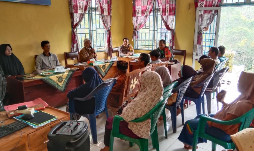 Sampaikan Imbauan Kamtibmas Bhabinkamtibmas Hadiri Rapat di Desa Binaan