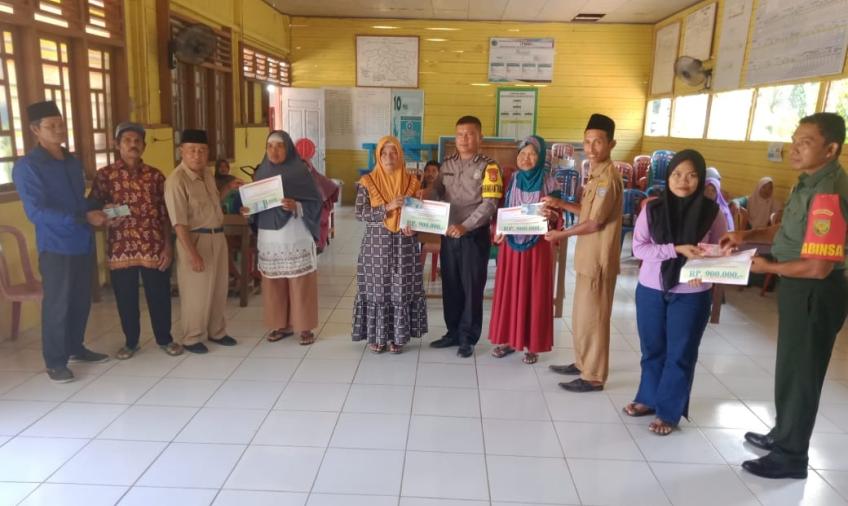 Bhabinkamtibmas Polsek Giri Mulya Hadiri Penyaluran BLT DD di Desa Tanjung Anom