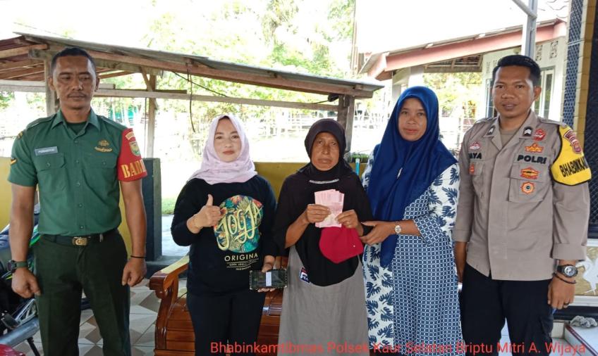 Bhabinkamtibmas Polsek Kaur Selatan Monitoring Pembagian BLT-DD Tahap III di Desa Jembat Dua 