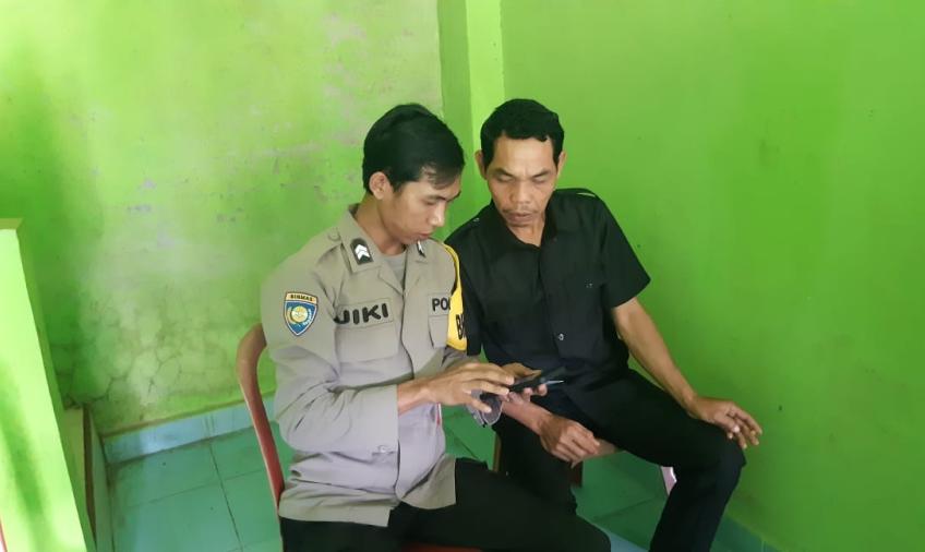 Bhabinkamtibmas Polsek PinoSambangi Pengguna Android Sosialisasi Aplikasi Super APP Polri