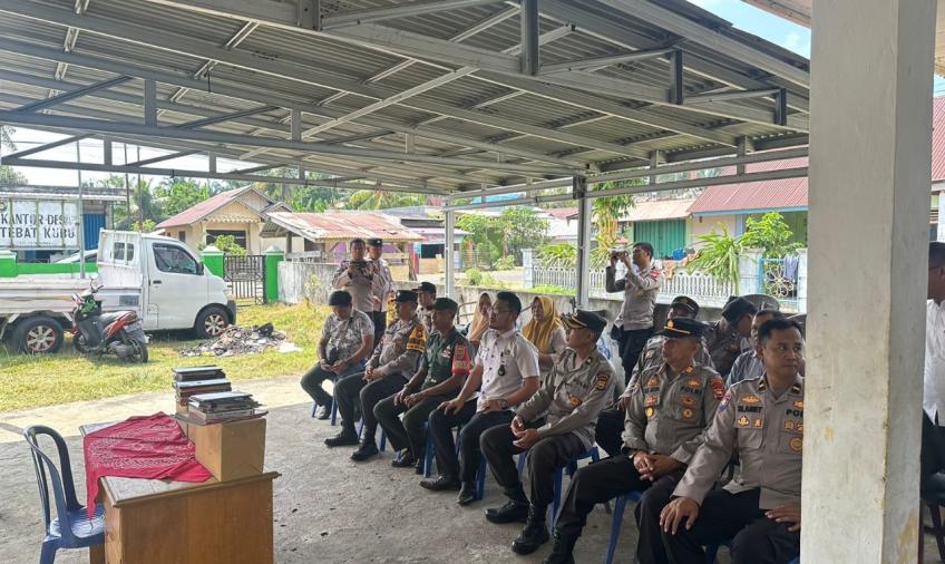 Bhabinkamtibmas Polsek Kota Manna Dampingi SDM Polres BS Distribusikan Buku Sampai Pelosok Nusantara di Desa Tebat Kubu
