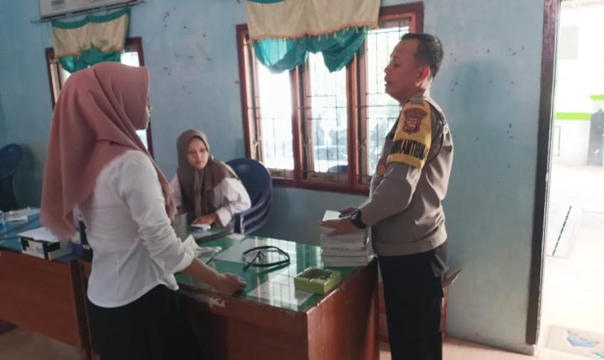 Bhabinkamtibmas Polsek Pino Jalin Silaturahmi  dan Bagikan Buku Bacaan kepada Warga Desa Kota Bumi