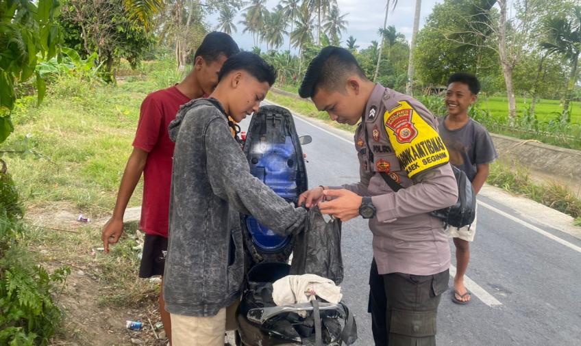 Tidak Menggunakan Helm SNI, Polsek Seginim Sampaikan Teguran Simpatik 