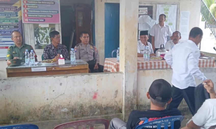 Bhabinkamtibmas Polsek Kedurang Dampingi Pendistribusian Bantuan Beras dan Bibit Nangka dari Pemerintah 