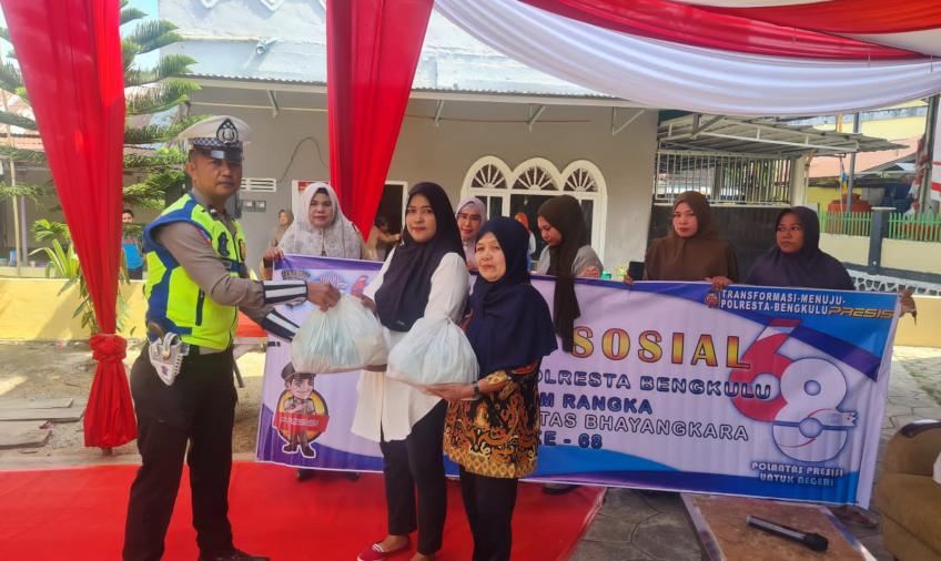 HUT Lantas Bhayangkara Ke-68, Satlantas  Polresta Bengkulu Bagikan 200 Paket Bansos 