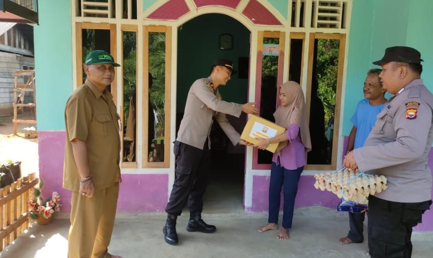 Bentuk peduli kepada Masyarakat, Kapolsek Giri Mulya Berikan Bantuan kepada Korban Musibah Kebakaran