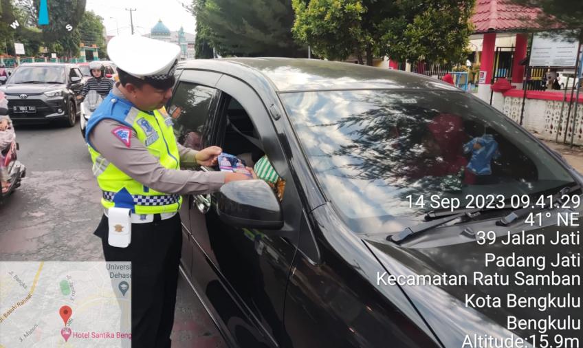 Ops Zebra Nala, Satgas Preventif Sampaikan Imbauan dan Pasang Stiker di Kendaraan  Warga