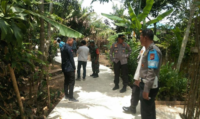 Kapolsek Lebong Atas dan Bhabinkamtibmas Ikuti Monev Pembangunan Jalan Lingkungan Desa Sukau Datang I