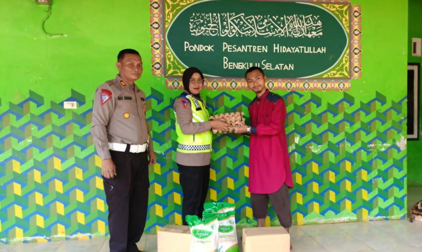 Hut Lalulintas Ke-68, Sat Lantas Polres Berikan Bantuan Sosial Berupa Sembako Kepada Masyarakat 