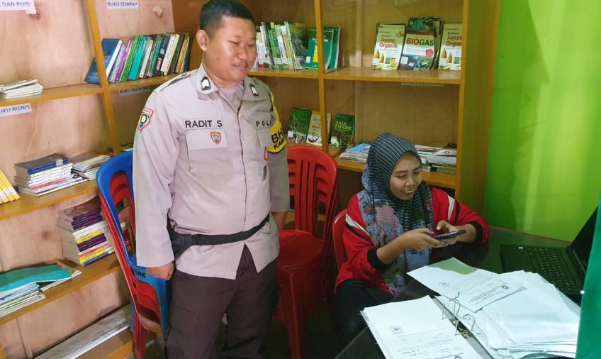 Bhabinkamtibmas Polsek Manna Sosialisasi Aplikasi Super APP Polri, di Desa Kota Padang 