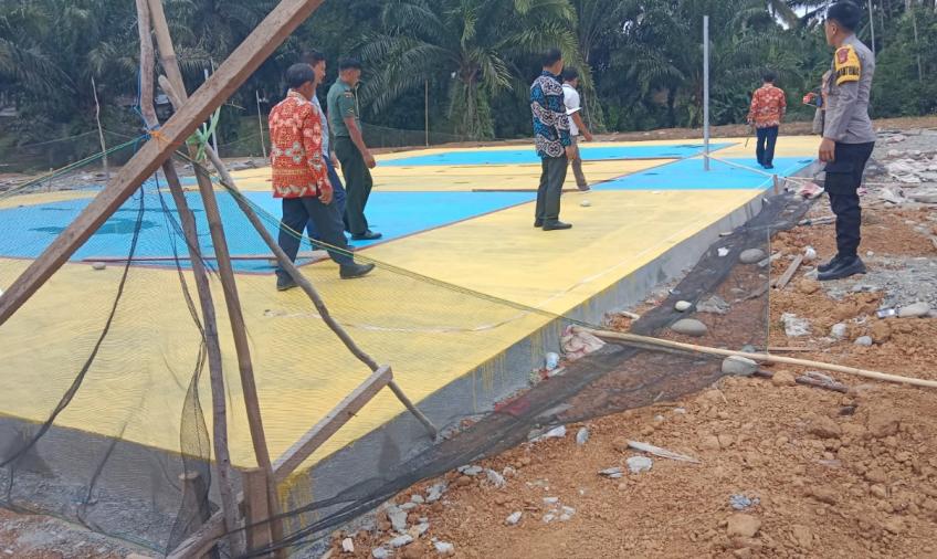 Bhabinkamtibmas Polsek Pino Hadiri Sertifikasi Peningkatan Jalan Rabat Beton dan Lapangan Voly di Desa Binaannya