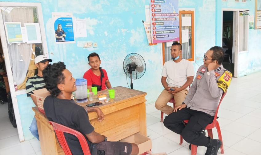 Bhabinkamtibmas Polsek Pino Raya, Dampingi Perangkat Desa Bandung Ayu Terkaiat Pembinaan dan Penyuluhan Antisipasi Tindak Pidana Kekerasan Terhadap Anak dan Perempuan 